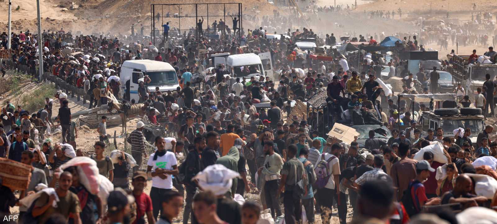 نازحون فلسطينيون يتجمعون لتلقي المساعدات في مركز توزيع