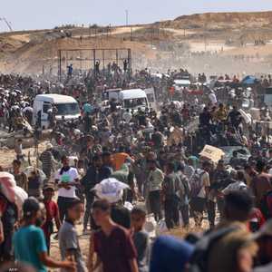 نازحون فلسطينيون يتجمعون لتلقي المساعدات في مركز توزيع