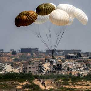 إنزال جوي لمساعدات فوق غزة