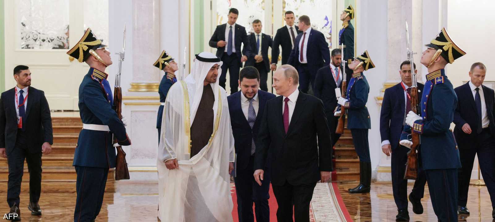 بوتين مستقبلا محمد بن زايد في الكرملين