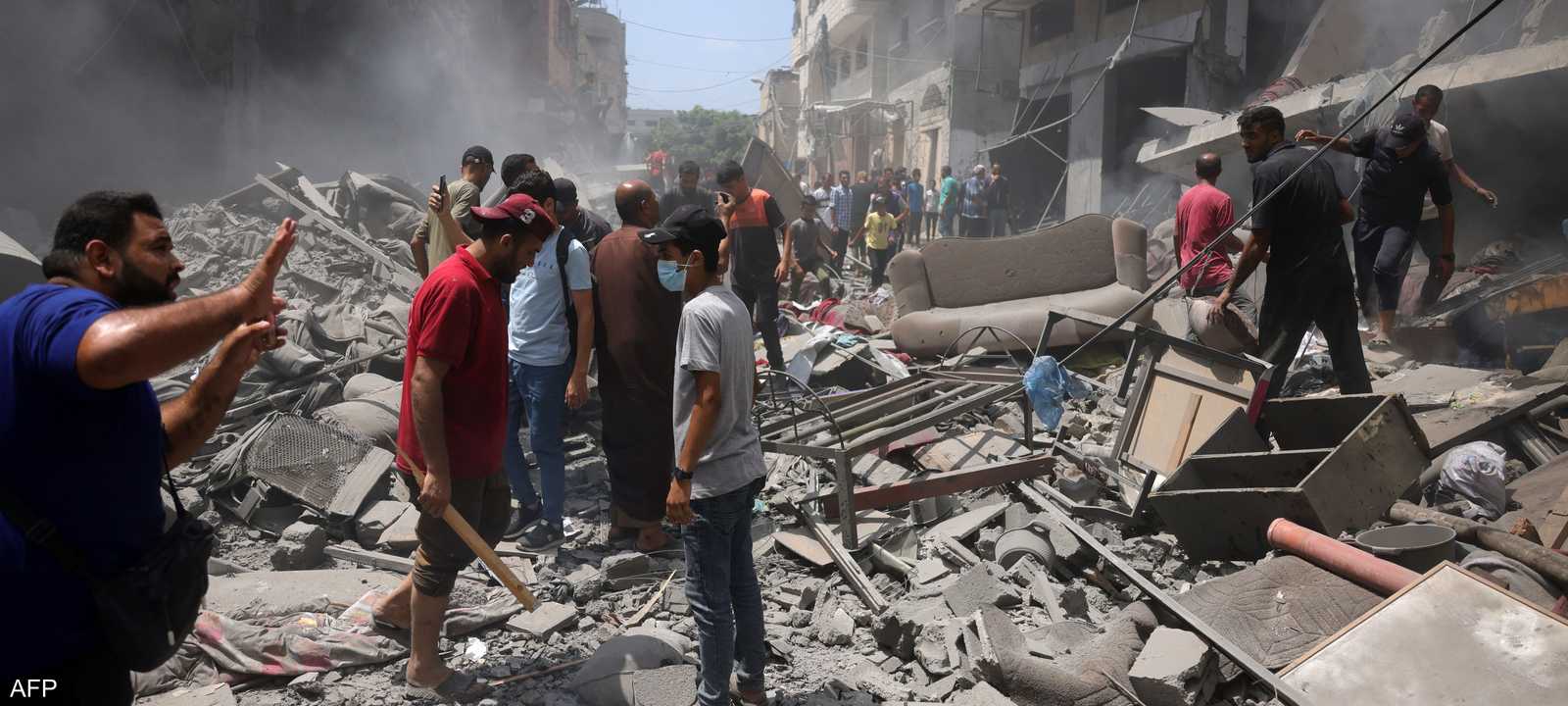 من آثار ضربة إسرائيلية على موقع في غزة