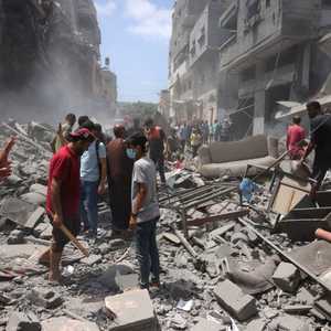 من آثار ضربة إسرائيلية على موقع في غزة