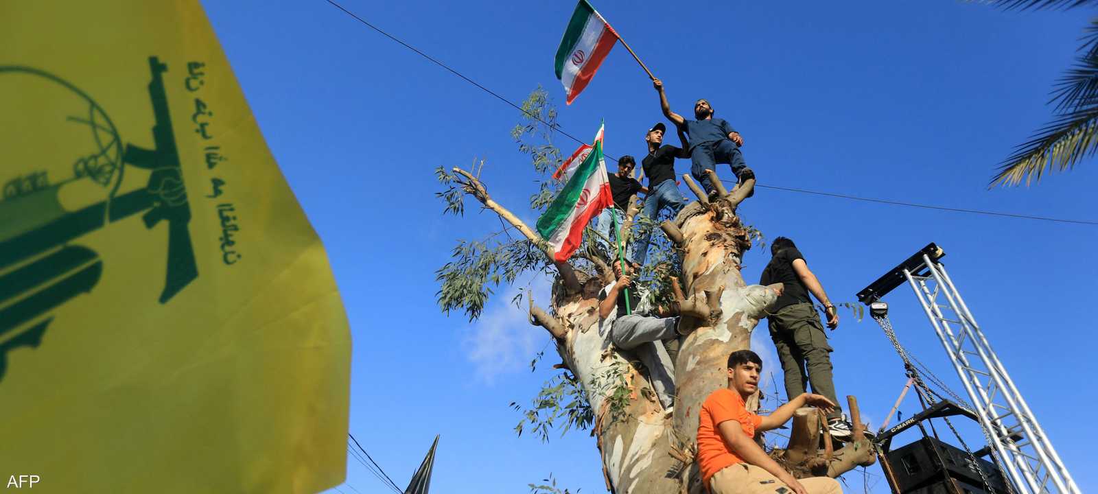 مناصرون لحزب الله يرفعون أعلاما إيرانية في لبنان.. أرشيفية