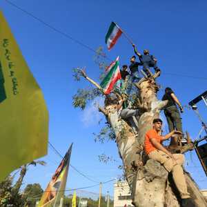 مناصرون لحزب الله يرفعون أعلاما إيرانية في لبنان.. أرشيفية