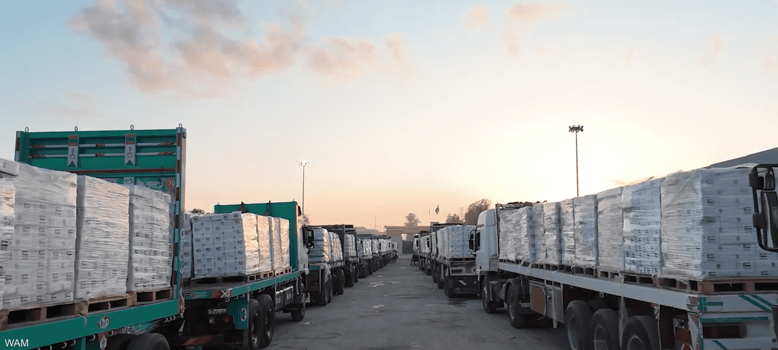 دخول 214 شاحنة مساعدات إماراتية إلى قطاع غزة منذ فتح المعابر