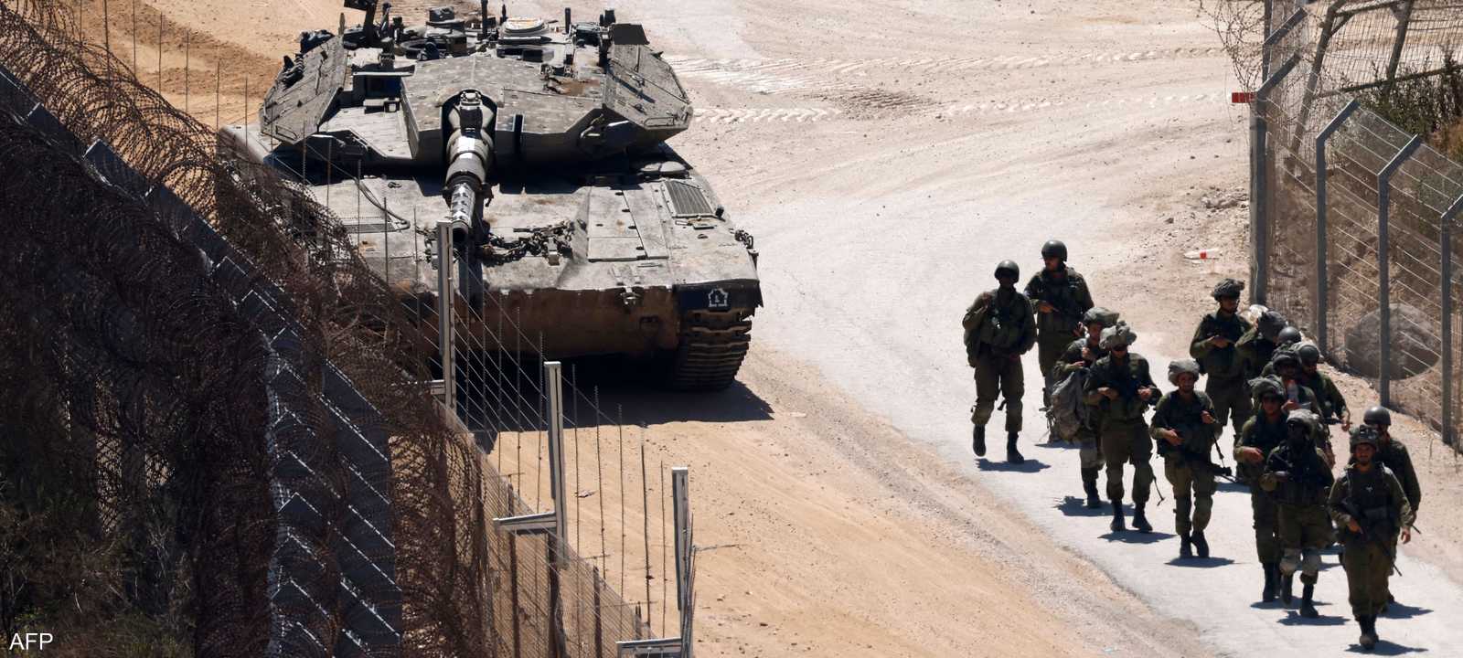 إسرائيليون يقومون بدوريات على طول السياج الحدودي مع سوريا