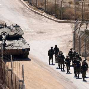 إسرائيليون يقومون بدوريات على طول السياج الحدودي مع سوريا