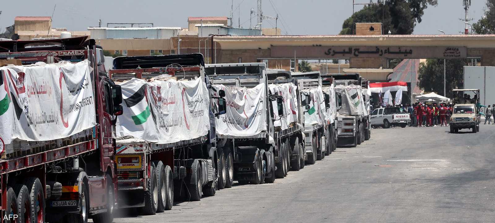 شاحنات مساعدات مصرية تصطف أمام معبر رفح