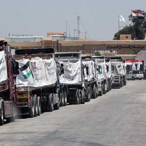 شاحنات مساعدات مصرية تصطف أمام معبر رفح