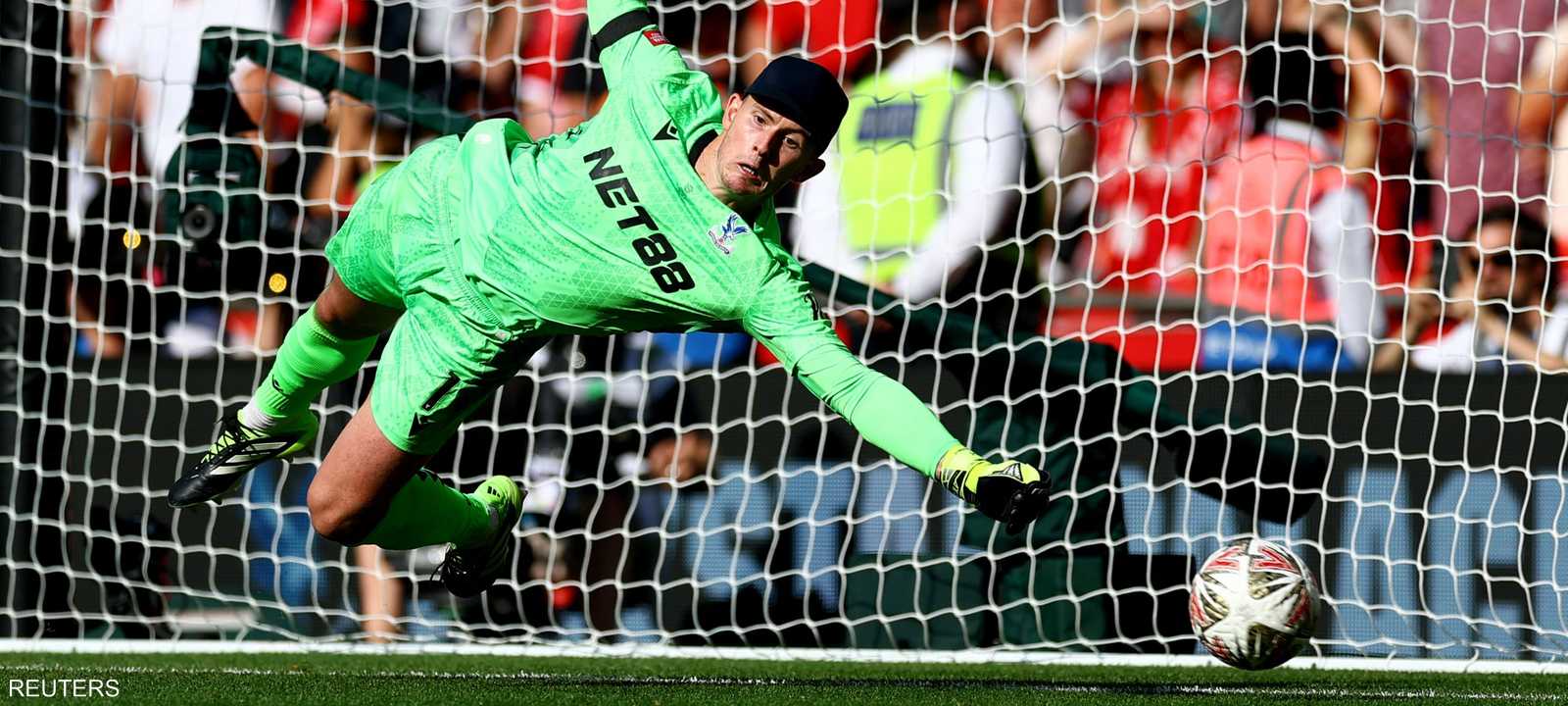 دين هندرسون متصديا لركلة جزاء