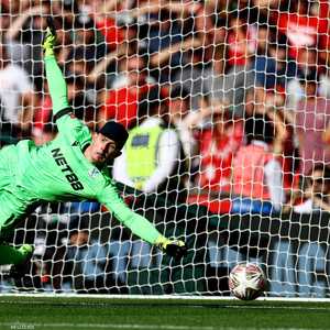 دين هندرسون متصديا لركلة جزاء