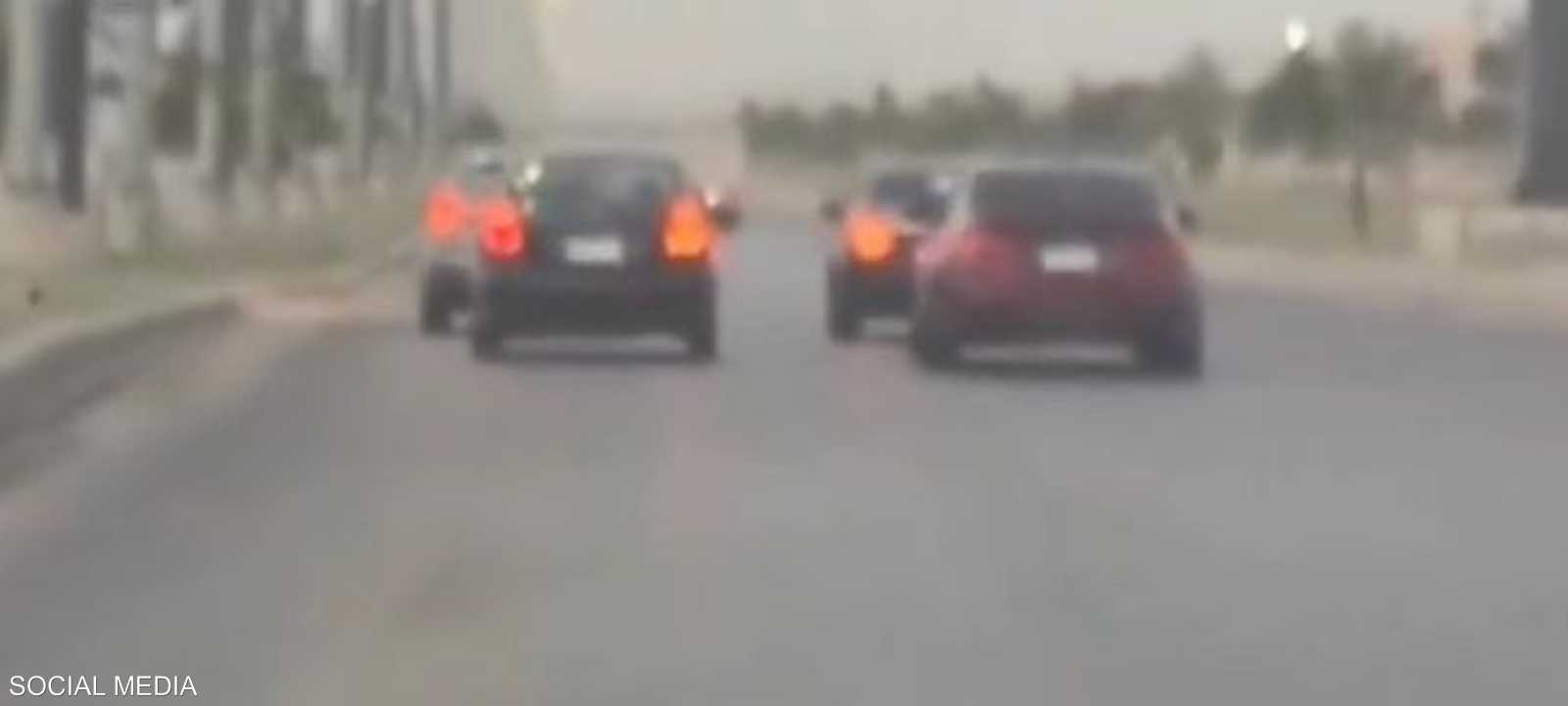 الشرطة ضبطت أصحاب السيارات الثلاث عقب نشر الفيديو