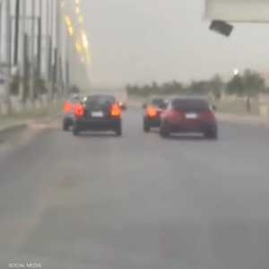 الشرطة ضبطت أصحاب السيارات الثلاث عقب نشر الفيديو