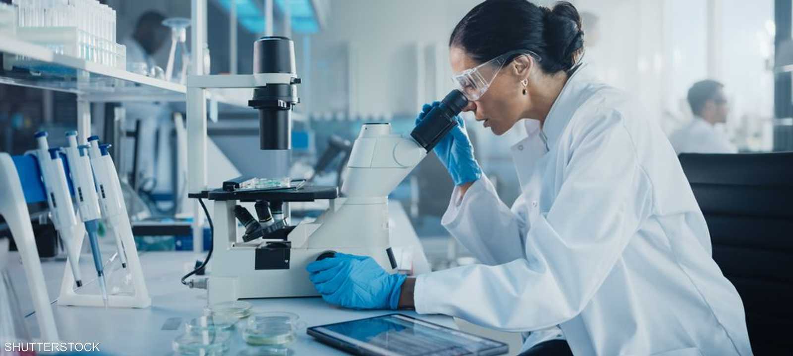 أرشيفية لباحثة في مختبر طبي للأبحاث