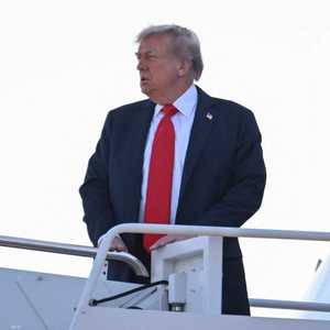 الرئيس الأميركي دونالد ترامب قبيل مغادرته إلى ألاسكا