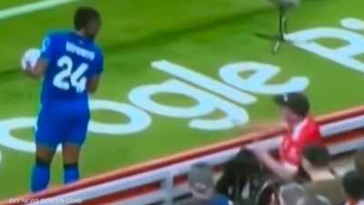 فيديو يظهر تعرض نجم غانا للعنصرية من مشجع ليفربول المقعد