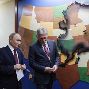 بوتين أمام خريطة للولايات المتحدة