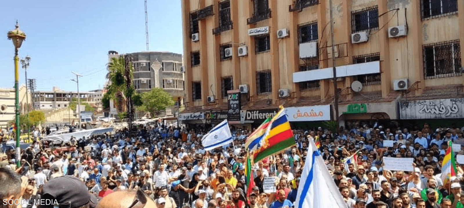 طالب المتظاهرون بحق تقرير المصير