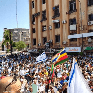 طالب المتظاهرون بحق تقرير المصير