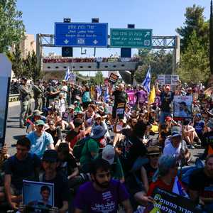 دعا المتظاهرون الحكومة إلى إنهاء الحرب في غزة