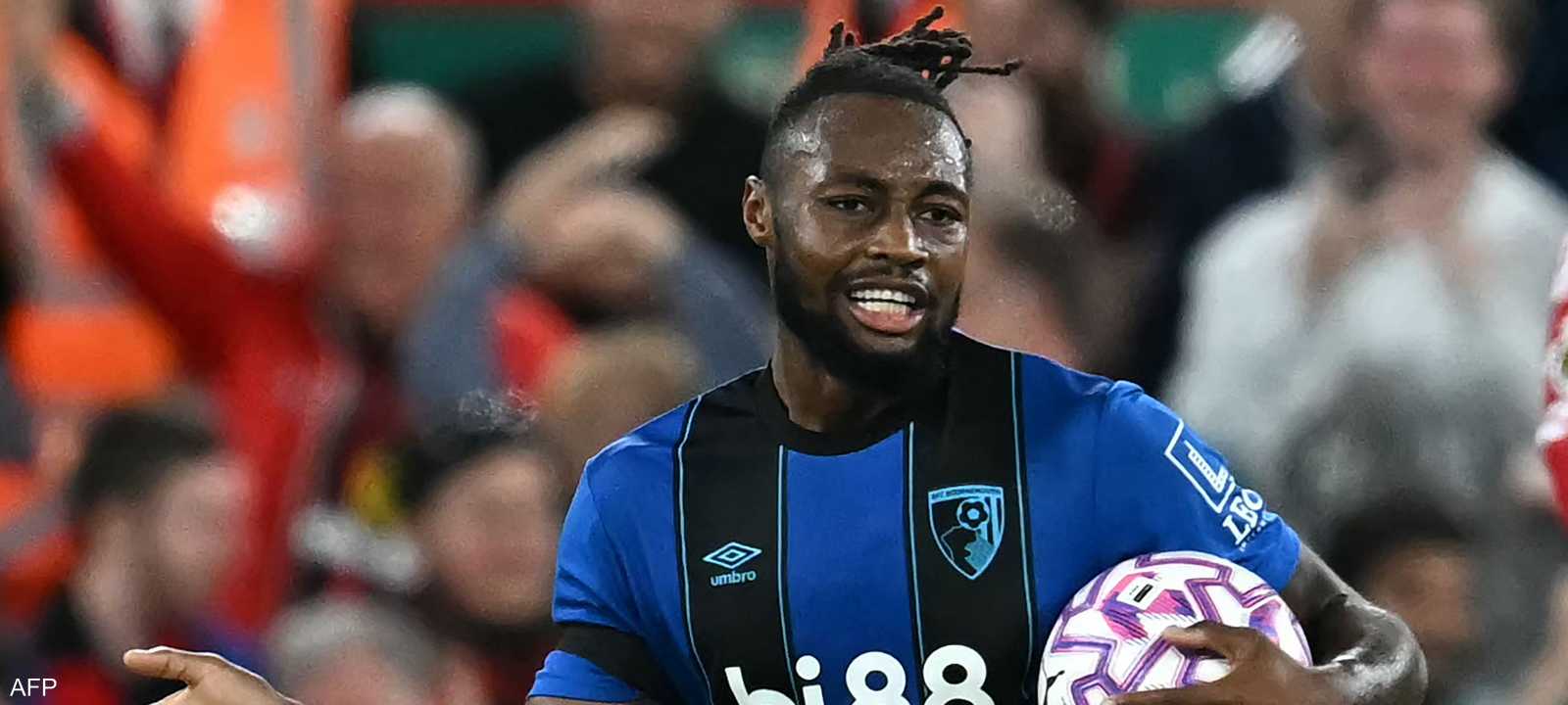 سيمينو مهاجم بورنموث تعرض لإساءات عنصرية خلال مواجهة ليفربول