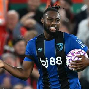 سيمينو مهاجم بورنموث تعرض لإساءات عنصرية خلال مواجهة ليفربول