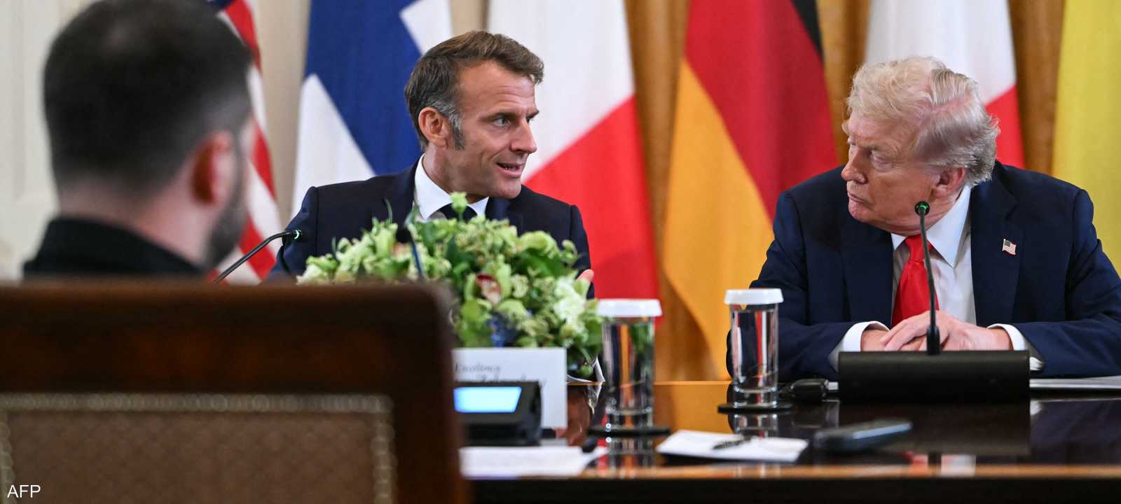 ماكرون وترامب وأمامهما زيلينسكي