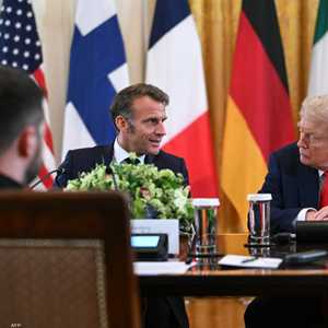 ماكرون وترامب وأمامهما زيلينسكي