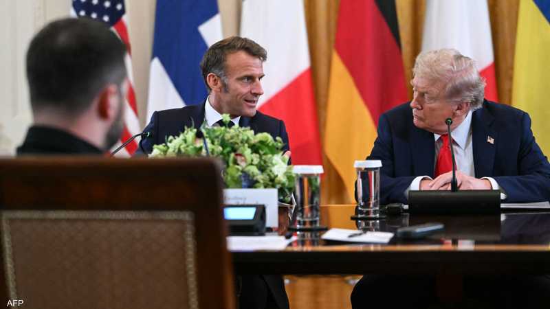 ماكرون وترامب وأمامهما زيلينسكي