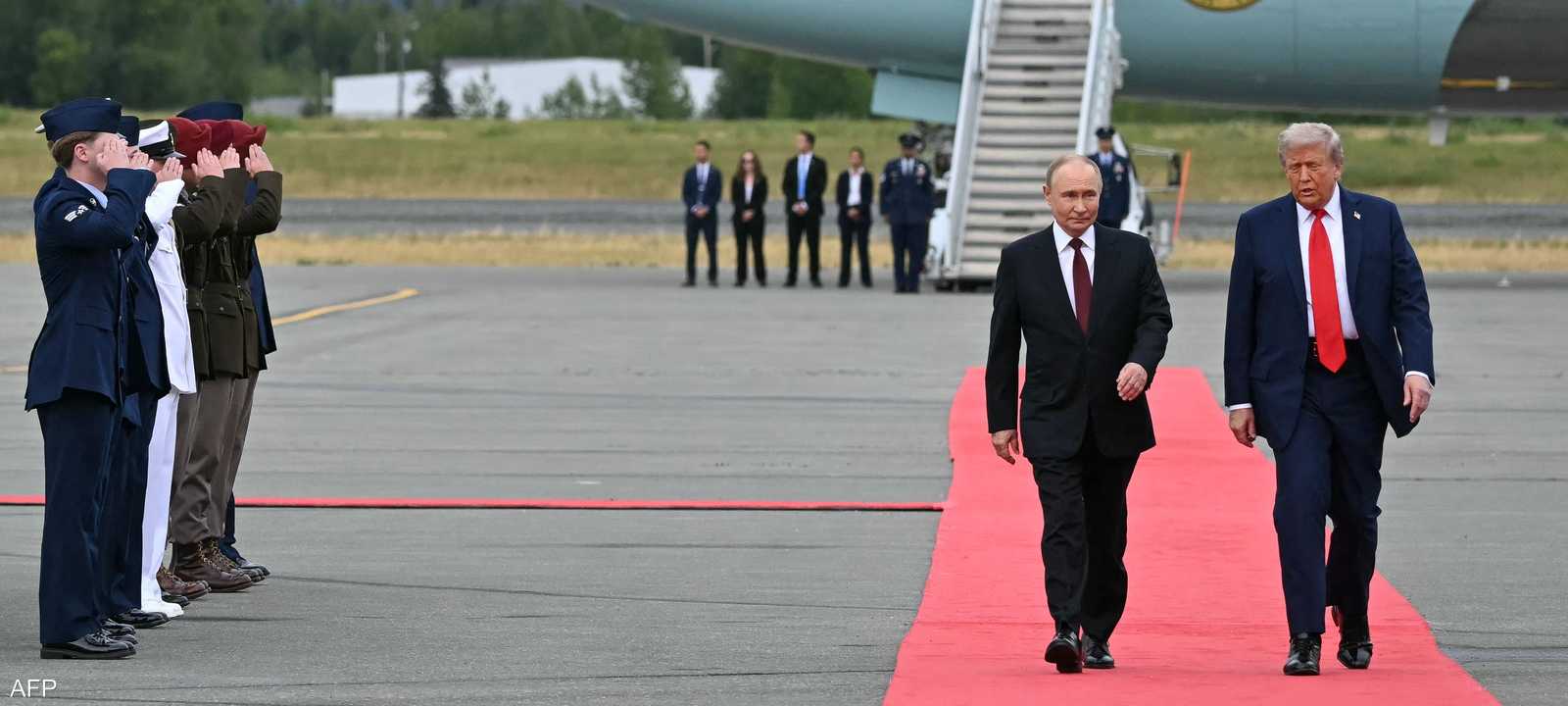 بوتين كان يحرك ذراعا واحدة خلال سيره مع ترامب