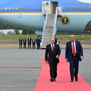 بوتين كان يحرك ذراعا واحدة خلال سيره مع ترامب