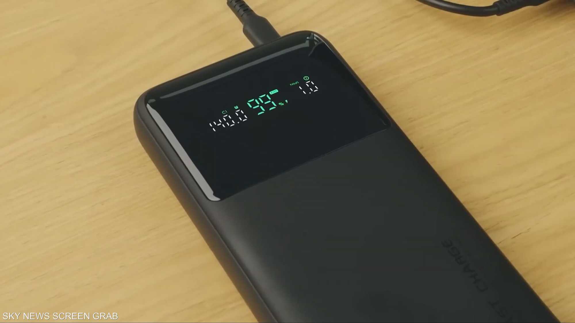 طيران الإمارات تحظر استخدام "الباور بانك" على الطائرة