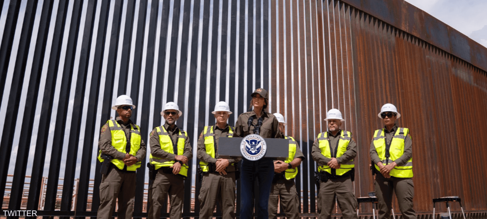 نويم أمام الجدار الحدودي مع المسكيك