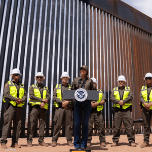 نويم أمام الجدار الحدودي مع المسكيك