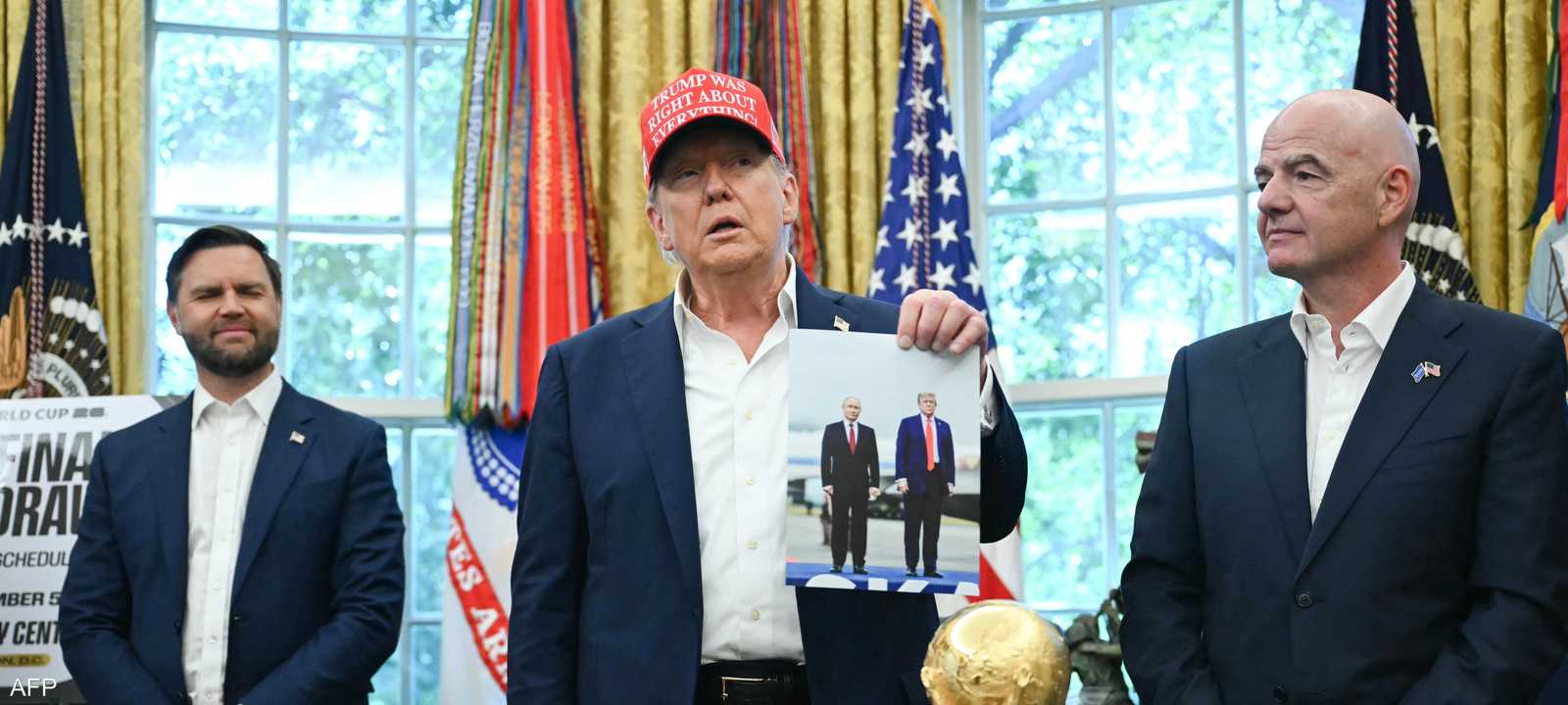 ترامب يتوسط نائبه ورئيس الفيفا