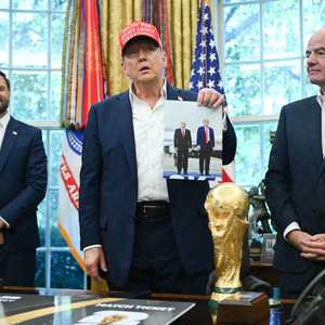 ترامب يتوسط نائبه ورئيس الفيفا