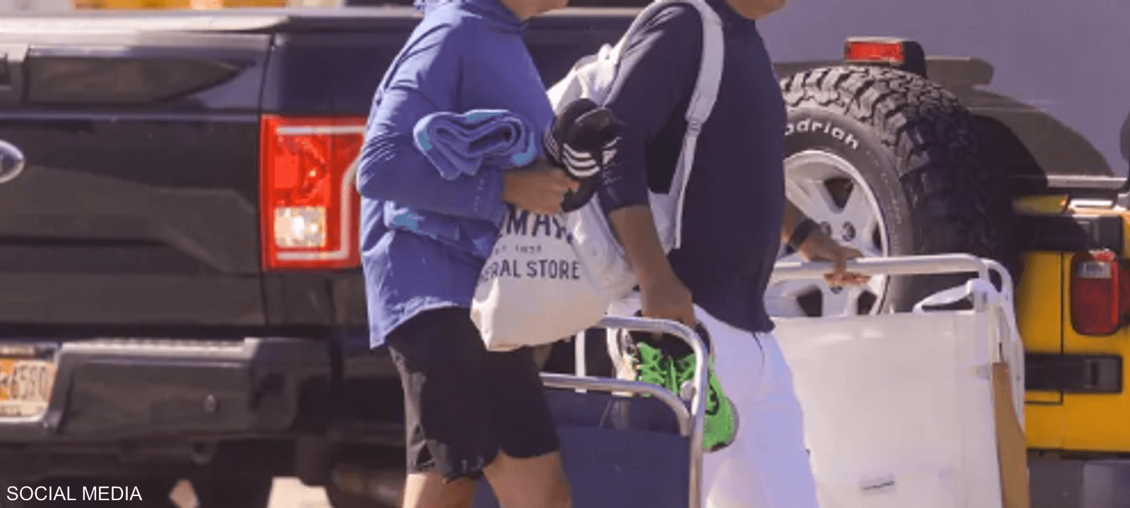 بلينكن أثناء مغادرته للشاطئ