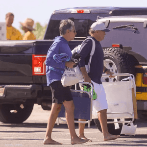 بلينكن أثناء مغادرته للشاطئ