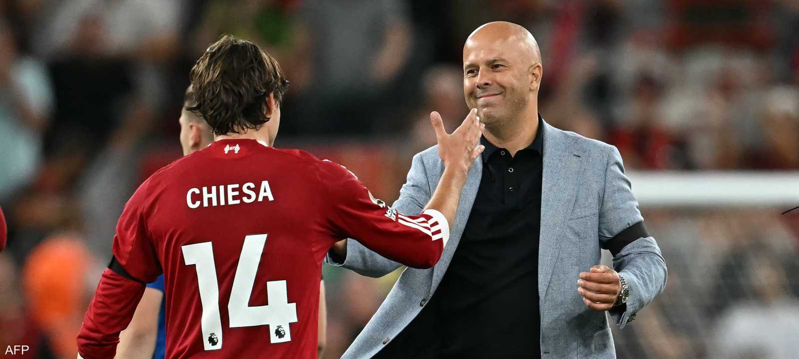 آرني سلوت مدرب ليفربول وكييزا لاعب الفريق