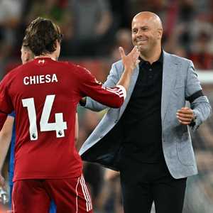 آرني سلوت مدرب ليفربول وكييزا لاعب الفريق