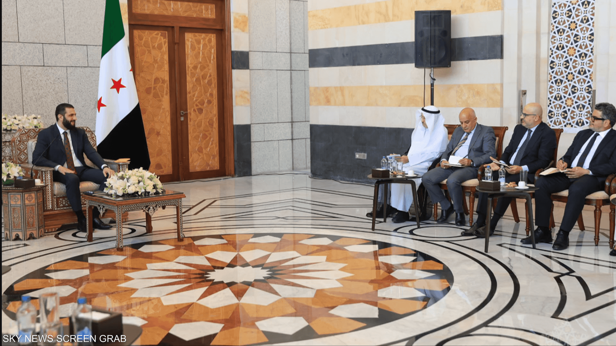 أحمد الشرع يستقبل وفدا إعلاميا عربيا