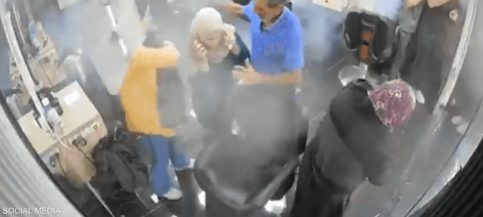 تواجد داخل المحل عدد من الأشخاص، بينهم نساء وأطفال