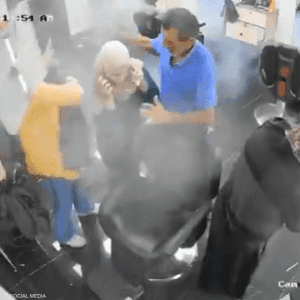 تواجد داخل المحل عدد من الأشخاص، بينهم نساء وأطفال