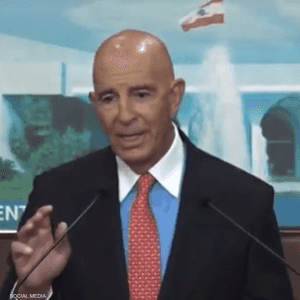 توماس باراك خلال المؤتمر الصحفي