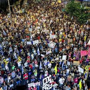 مئات الآلاف في تل أبيب للمطالبة بوقف الحرب وإعادة الرهائن