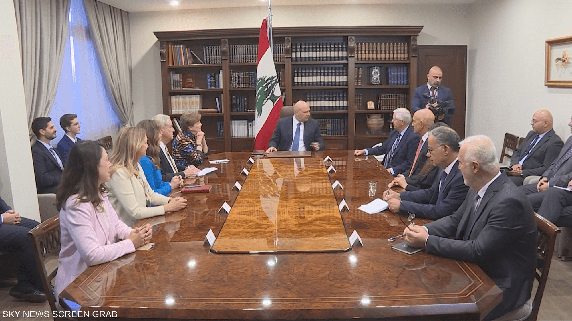 لبنان ومأزق السلاح.. دعم أميركي للحكومة وترصّد إسرائيلي