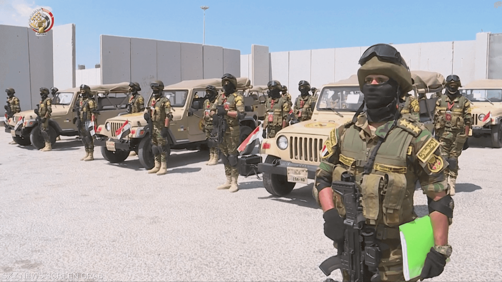 مصر تدفع بآلاف الجنود إلى سيناء وتعزز قواتها العسكرية