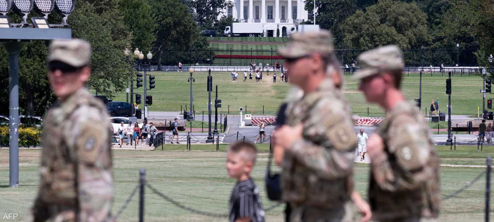 الغالبية العظمى من الجنود يحملون مسدسات M17