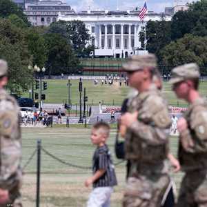 الغالبية العظمى من الجنود يحملون مسدسات M17