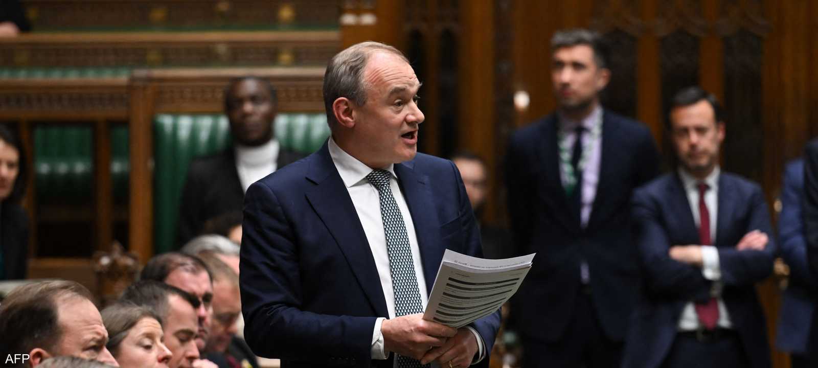 زعيمَ الحزب الليبرالي الديمقراطي المعارض، إد ديفي